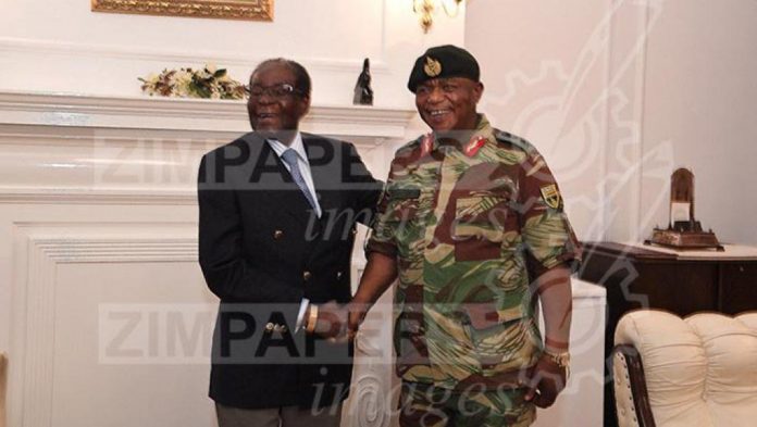 Robert Mugabe et le chef d'état-major le général Chiwenga, à la State House d'Harare le 16 novembre 2017. © ZIMPAPERS/Joseph Nyadzayo/Handout via REUTERS