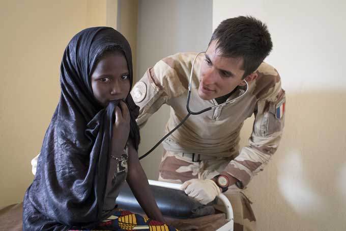 Barkhane : aide médicale à la population au cours d’une opération