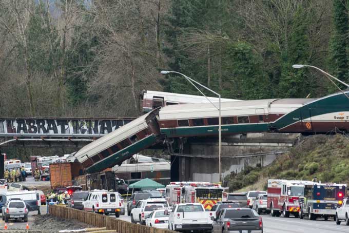 Etats-Unis: un train déraille et atterrit sur l'autoroute