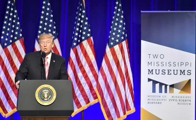 Trump plaide contre le racisme à une inauguration boycottée par des personnalités noires