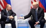 Le président américain Donald Trump tend la main à son homogue russe Vladimir Poutine