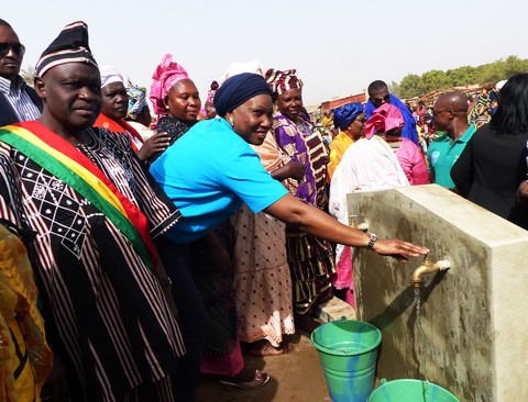 Kati Hérèmakono: Ecobank offre de l’eau potable aux populations