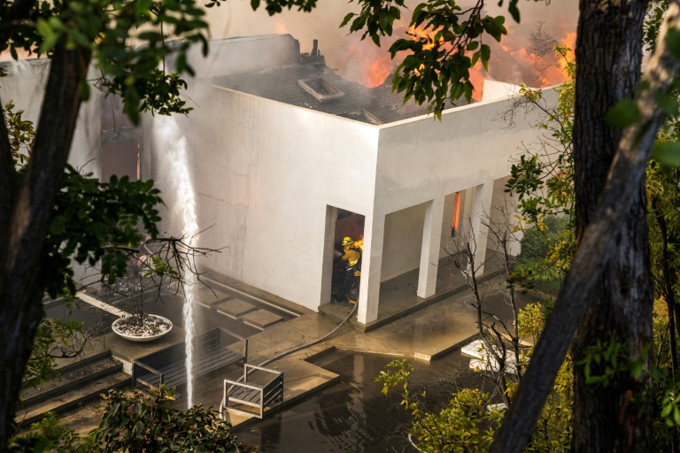 Les flammes atteignent Los Angeles et ses luxueux quartiers
