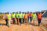 Le ministre Traoré Seynabou Diop sur le chantier de construction et de bitumage de la route Kangaba-Dioulafoundo-frontiere Guinée