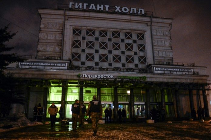 Saint-Petersbourg Des policiers sur les lieux d'une explosion dans un supermarché, le 27 décembre 2017 à Saint-Pétersbourg, en Russie / © AFP / Olga MALTSEVA