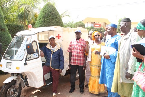 Le chef de Bureau de Save the Children pour la région de Sikasso,  Dr Aïssata Diarra Mallé : « Les tricycles ambulances du Groupe Togola comportent tout le confort nécessaire qui se trouve dans les véhicules ambulances »