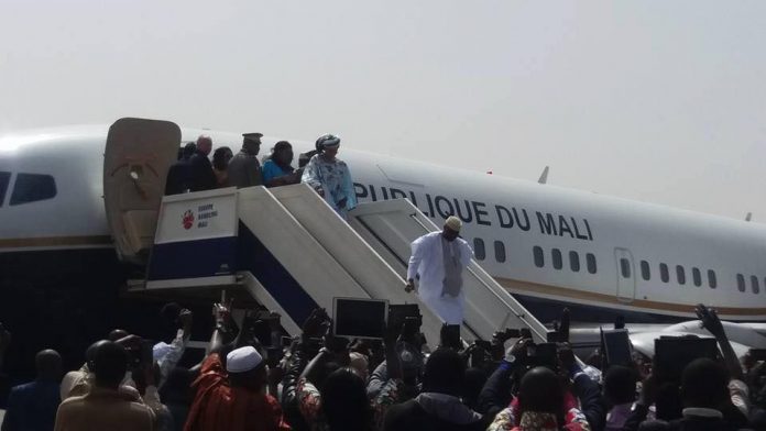 Mali: l'avion de l'ex-président Amadou Toumani Touré est arrivé à Bamako