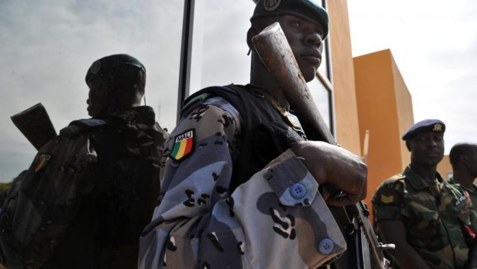 Des gendarmes maliens ont été tués dans les affrontements avec des orpailleurs/chasseurs venus de Guinée selon les autorités maliennes (photo d'illustration, gendarmes à Bamako). © ISSOUF SANOGO AFP