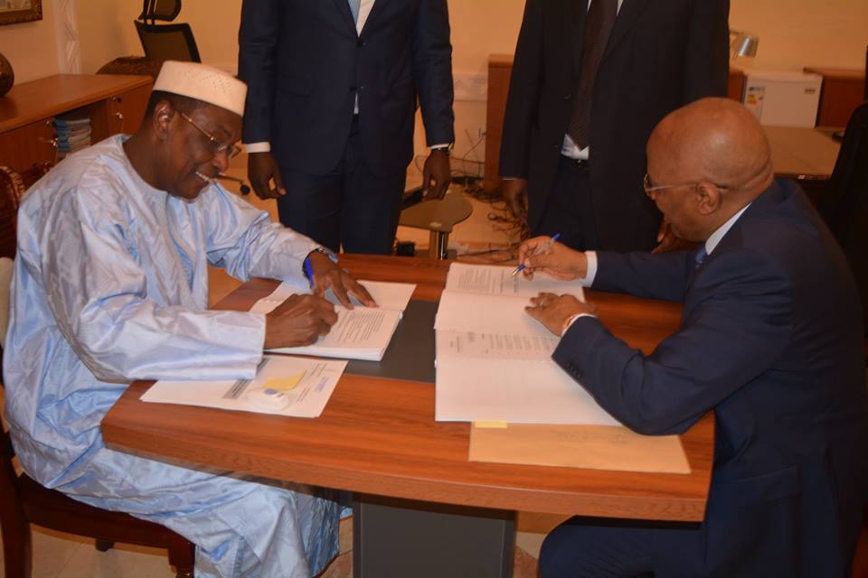 Passation des pouvoirs à la primature: Abdoulaye Idrissa Maiga, premier ministre sortant passe le témoin à Soumeylou Boubeye Maiga, nouveau chef du gouvernement.