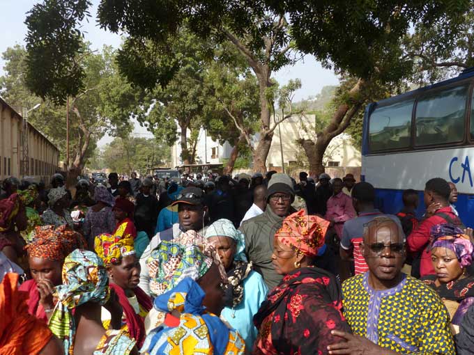 Bamako, devant l’Ecica : La marche des femmes des travailleurs compressés de l’Huicoma dispersée par les forces de l’ordre à coup de gaz lacrymogènes !