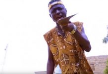 Dans le clip "Siriké Djo", le rappeur tend à plusieurs reprises sa machette vers la caméra pour expliquer qu'il ne craint personne.