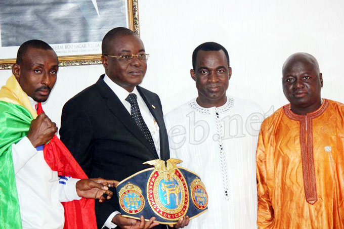 Reconnaissance du mérite : Le double champion d’Afrique de kickboxing reçu par le ministre des Sports