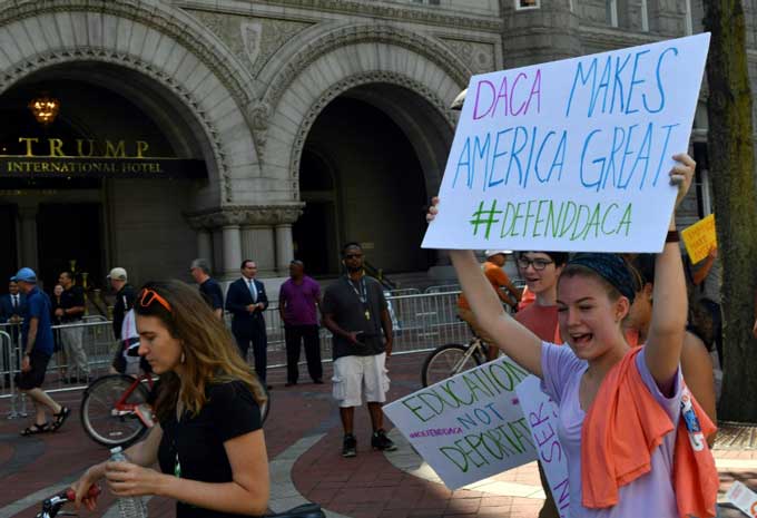 Etats-Unis: un juge suspend l'abrogation par Trump d'un programme pour les jeunes sans-papiers