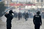 heurts entre des manifestants contre la vie chère et forces de police à Tebourba, ouest de Tunis le 9 janvier 2018 / © AFP / Fethi Belaid