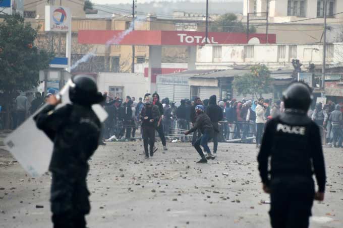 Tunisie: 200 arrestations et des dizaines de blessés après une nouvelle nuit de heurts