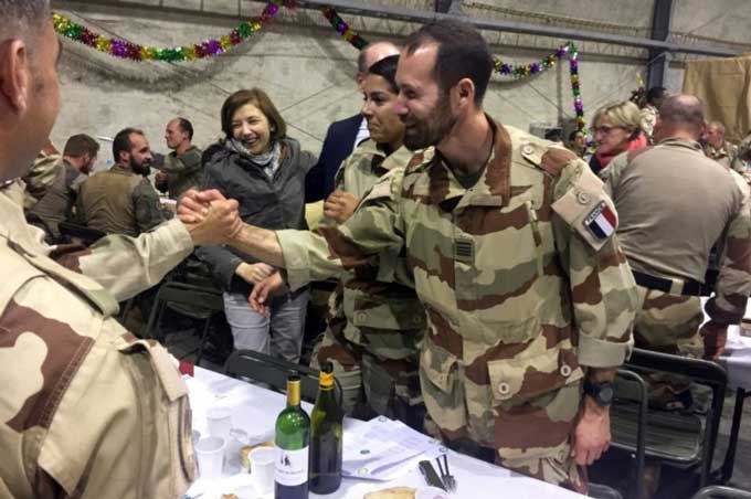 Mali: Florence Parly passe le réveillon avec les troupes de Barkhane