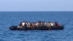 Des migrants attendent d'être secourus par les garde-côtes italiens, à 30 miles marins de la côte libyenne, le 6 août 2017.