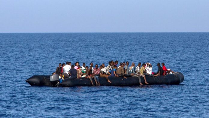 migrants Des migrants attendent d'être secourus par les garde-côtes italiens, à 30 miles marins de la côte libyenne, le 6 août 2017.