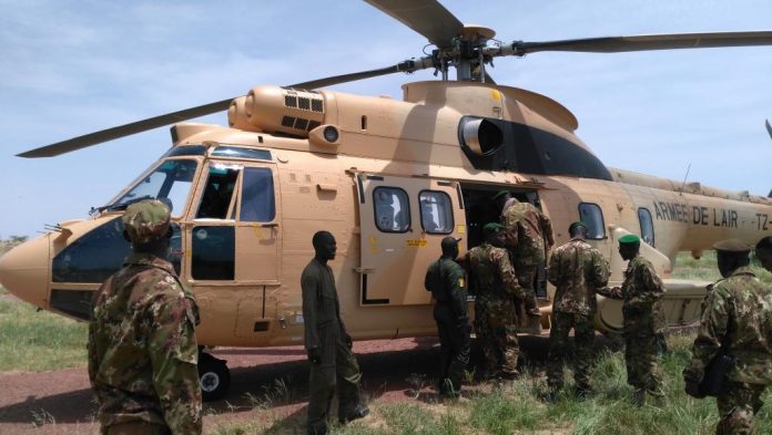 soldats-maliens Des soldats maliens embarquent dans un hélico de l'armée de l'air du Mali à Léré, dans le centre du pays (photo d'illustration). © Anthony Fouchard/RFI