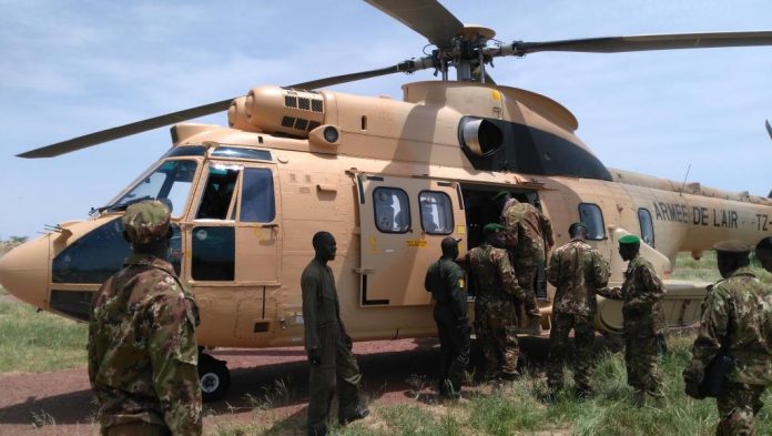 Des soldats maliens embarquent dans un hélico de l'armée de l'air du Mali à Léré, dans le centre du pays (photo d'illustration). © Anthony Fouchard/RFI