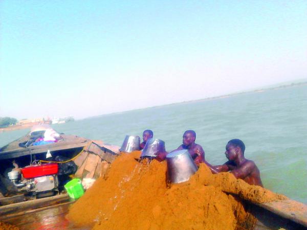 Extraction du sable fluvial : Une activité pour joindre les deux bouts