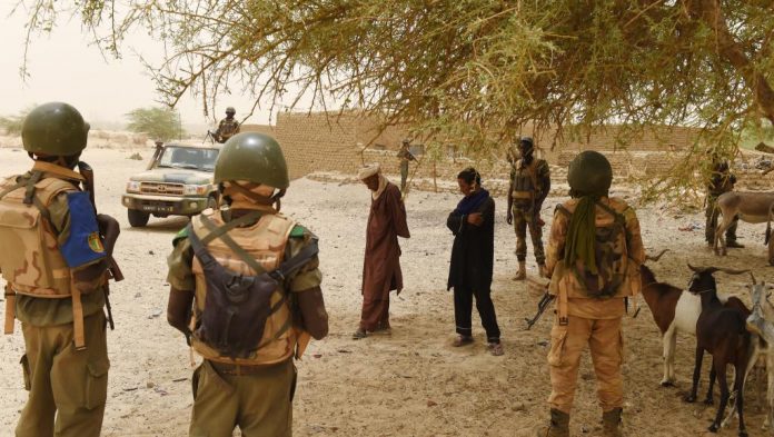 Des militaires maliens village de Bintagoungou, à quelque 80 km de Timbouctou, lors d'une patrouille conjointe avec des militaires français, le 4 juin 2015.