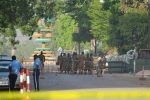 Des militaires sont postés devant le quartier général des forces armées à Ouagadougou