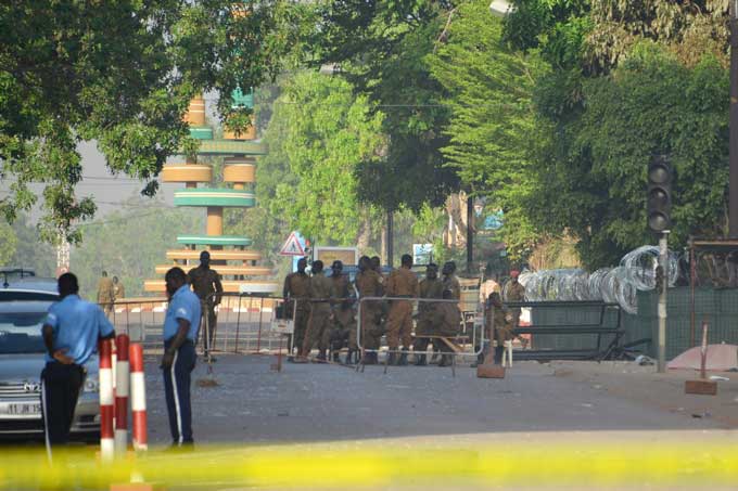 Burkina-Faso- Des militaires sont postés devant le quartier général des forces armées à Ouagadougou