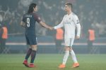 Edinson Cavani (g) serre la main de Cristiano Ronaldo après la défaite parisienne le 6 mars 2018