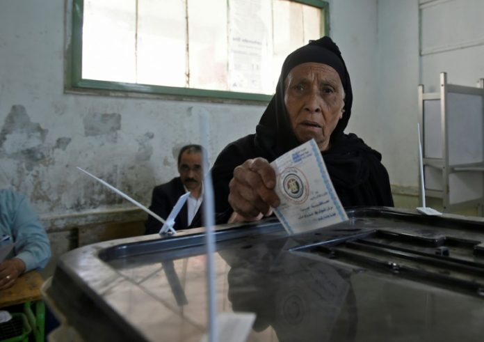 Egyptienne-vote Une Egyptienne vote