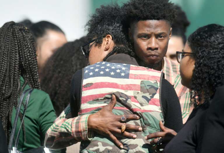 Californie: le jeune Noir abattu par des policiers leur tournait le dos
