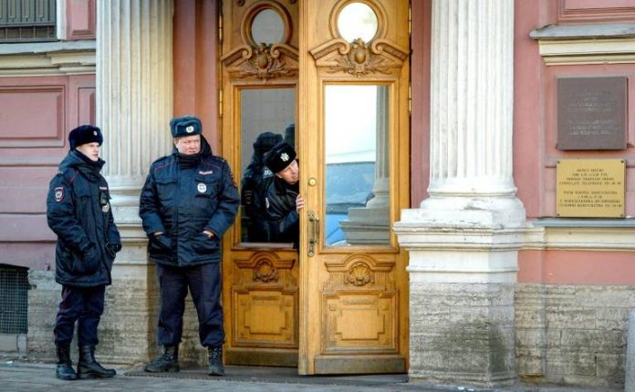 consulat-americain-a-Saint-Petersbourg La police russe garde le consulat américain à Saint-Pétersbourg