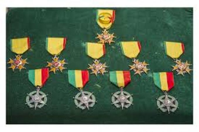 Reconnaissance du mérite: Plusieurs serviteurs de l'Etat décorés