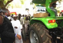 Le président de la République a remis plusieurs tracteurs au monde agricole