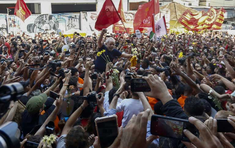 Brésil: Lula, arrêté, est en route vers la prison