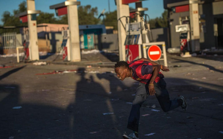 Des violentes manifestations en Afrique du Sud contraignent le président à rentrer au pays