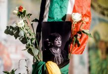 Une photo en noir et blanc de Winnie Madikizela-Mandela