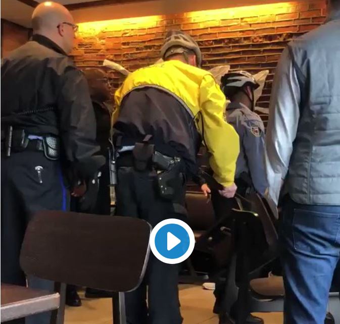 VIDEO/USA: Le patron de Starbucks s'excuse après l'arrestation de deux Noirs dans un café