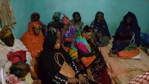 Assassinat de la petite Albinos Ramata Diarra : la présidente nationale de la Cafo , Mme Dembélé Oulematou Sow à Fana pour les condoléances
