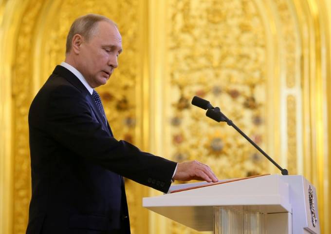 Poutine prête serment pour un quatrième mandat et propose Medvedev comme Premier ministre