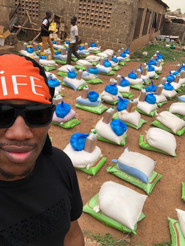 Mokobe Traoré à propos de l’opération de distributions de plus de 125 000 kits à 600 familles vulnérables et aux veuves militaires :   «Je pense que le rôle d’un artiste n’est pas forcement de faire des concerts, de sortir les albums, c’est aussi de tendre la main aux autres»