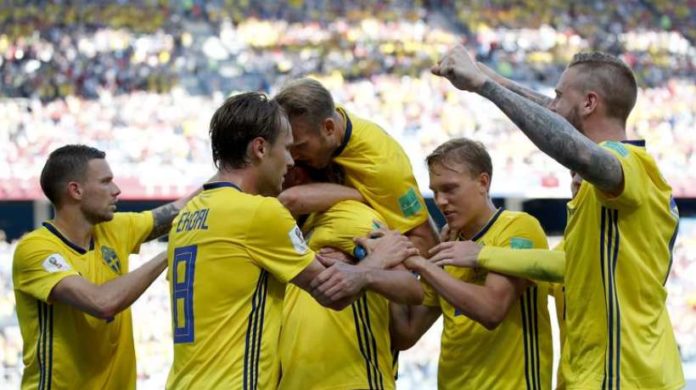 Les Suédois se congratulent après le but d'Andreas Granqvist