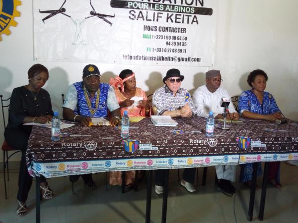 Journée internationale de sensibilisation à l’albinisme : L’artiste Salif Keïta dénonce le crime sacrificiel des Albinos au Mali