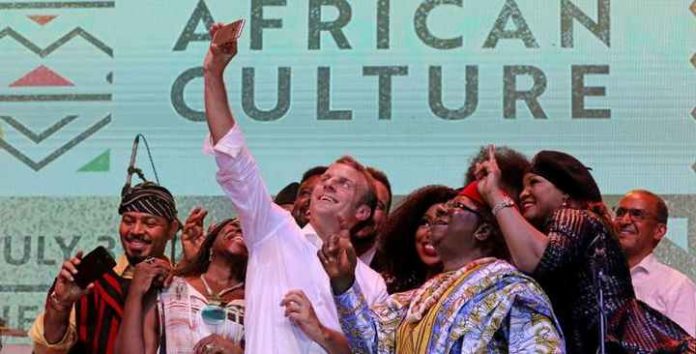Emmanuel-Macron-france Le président français Emmanuel Macron pose avec les artistes Femi Kuti
