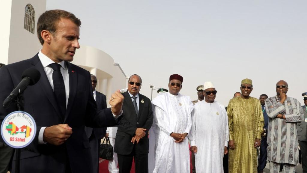 Le président français Emmanuel Macron prononce un discours pendant la conférence de presse avant la rencontre du G5 Sahel à Nouakchott.