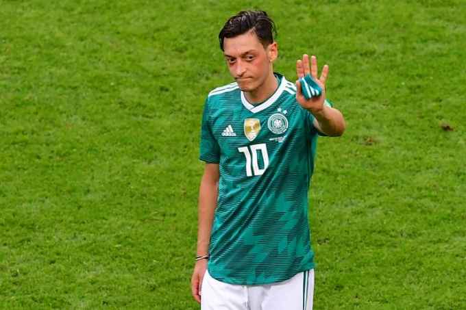 COUP DE TONNERRE – Mesut Özil a annoncé ce dimanche qu’il se retirait de la sélection allemande avant de dézinguer à tout-va.