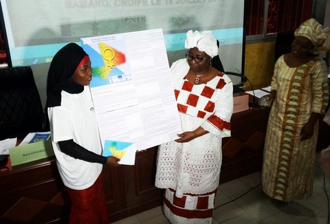 Elections générales de 2018 – 2019: la ministre Oumou Touré reçoit l’ «Agenda des Femmes du Mali»