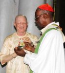 Le Nonce apostolique Santo Gangemi offre une médaille au ministre Thierno Hass