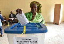 Une Malienne vote le 29 juillet 2018 à Bamako