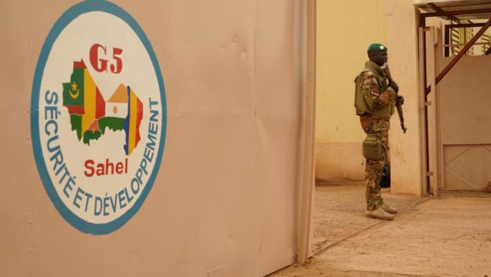 Un soldat de l'armée malienne garde l'entrée du G5 Sahel le 30 mai 2018. © AFP/Sebastien Rieussec